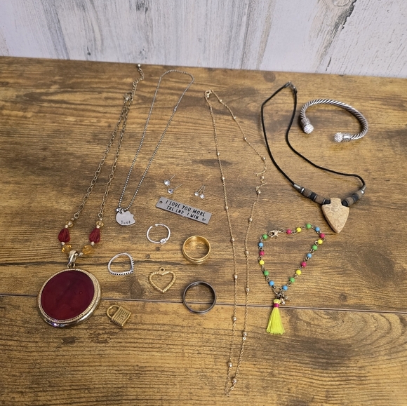 Jewerly Lot Of 15, Necklaces, Pendants, Earrings, Bracelets. Nothing Broken - Picture 6 of 6